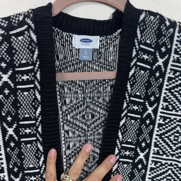 (H1)Old Navy, black and white,Aztec style
Cardigan sweater,LG
Heavyweight cotton - Picture 2 of 11